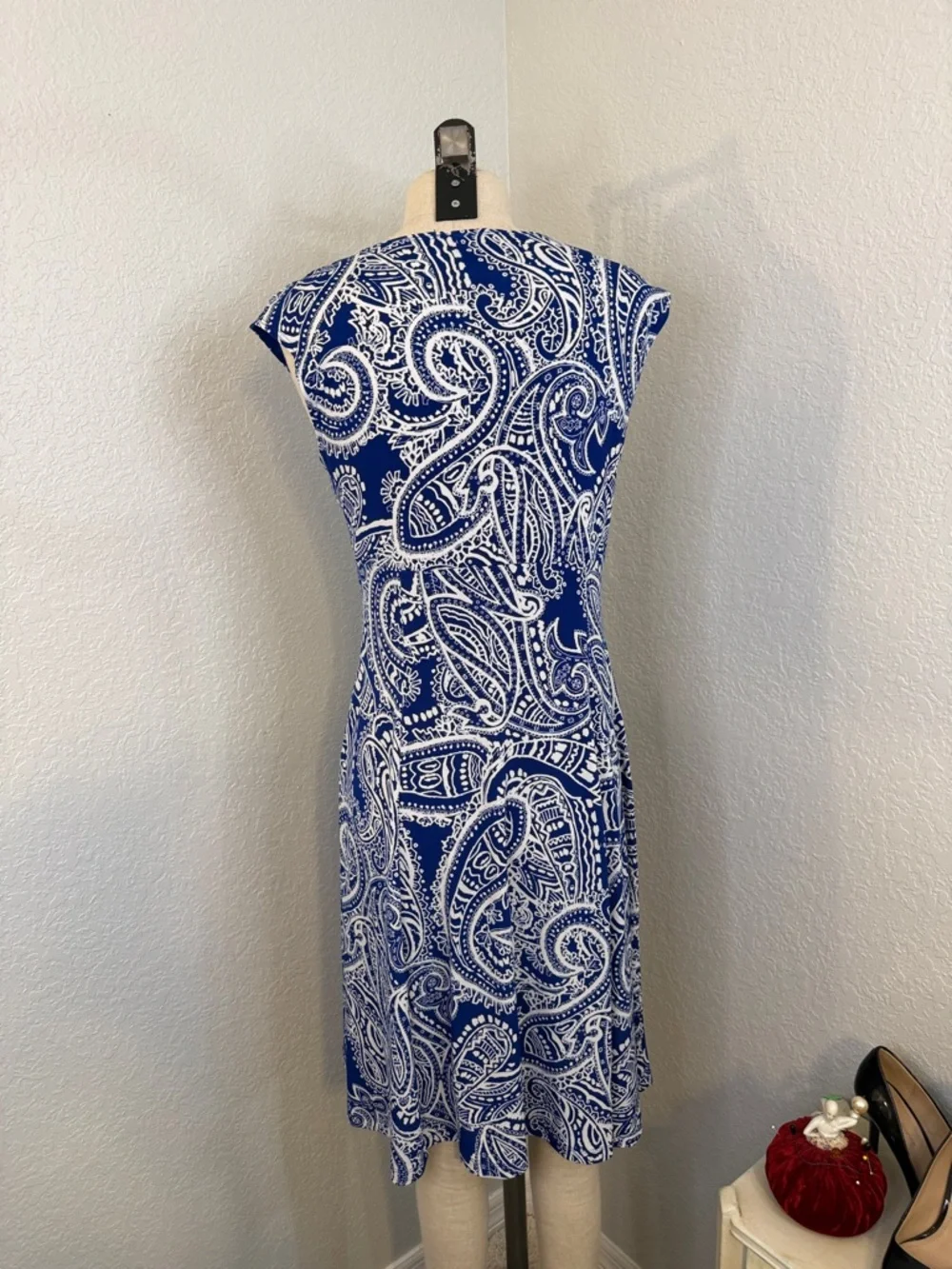 Enfocus Studio Blue and White Paisley V-Neck Midi Dress - Picture 4 of 9